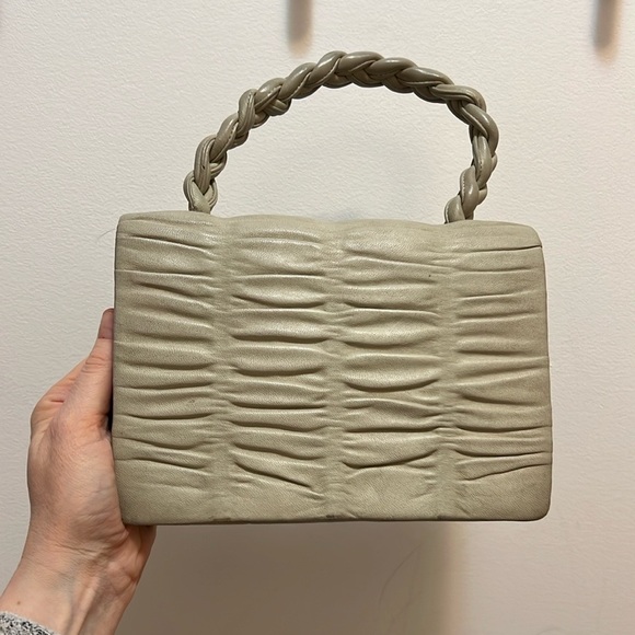 Meet your Posher, Elizabeth - Picture 3 of 3